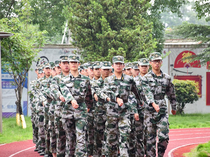 队列训练之齐步走,特训学校,青少年特训学校,素质教育学校