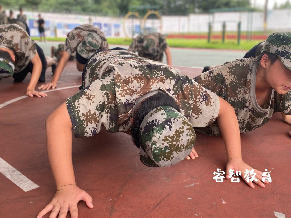 面对孩子厌学情况，家长内心焦虑不安，不由得害怕孩子放弃学习，以后难以在社会上立足。尝试了许多办法，依旧不能消除孩子的厌学情绪，让家长们十分无力。新起点专门学校，一所广西玉林市全封闭叛逆学校来跟大家分享教育厌学孩子的方法。